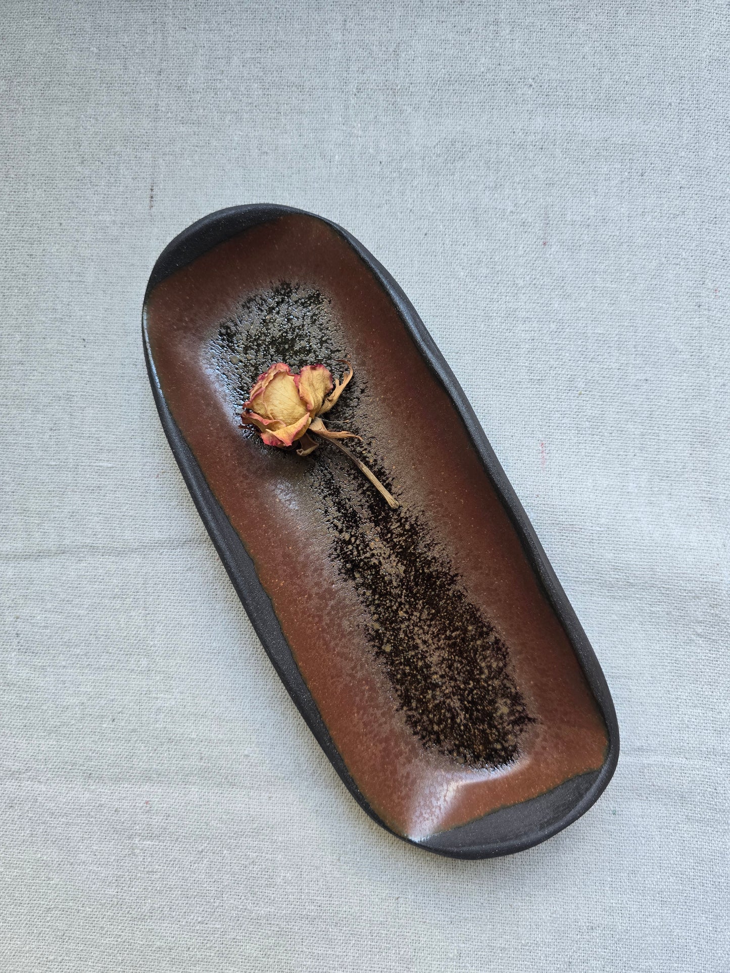 Piattini / Svuotatasche in gres nero smaltato in color ruggine di 18 x 7cm.