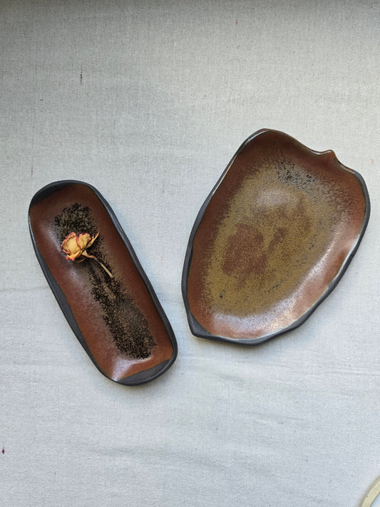 Piattini / Svuotatasche in gres nero smaltato in color ruggine di 18 x 7cm.