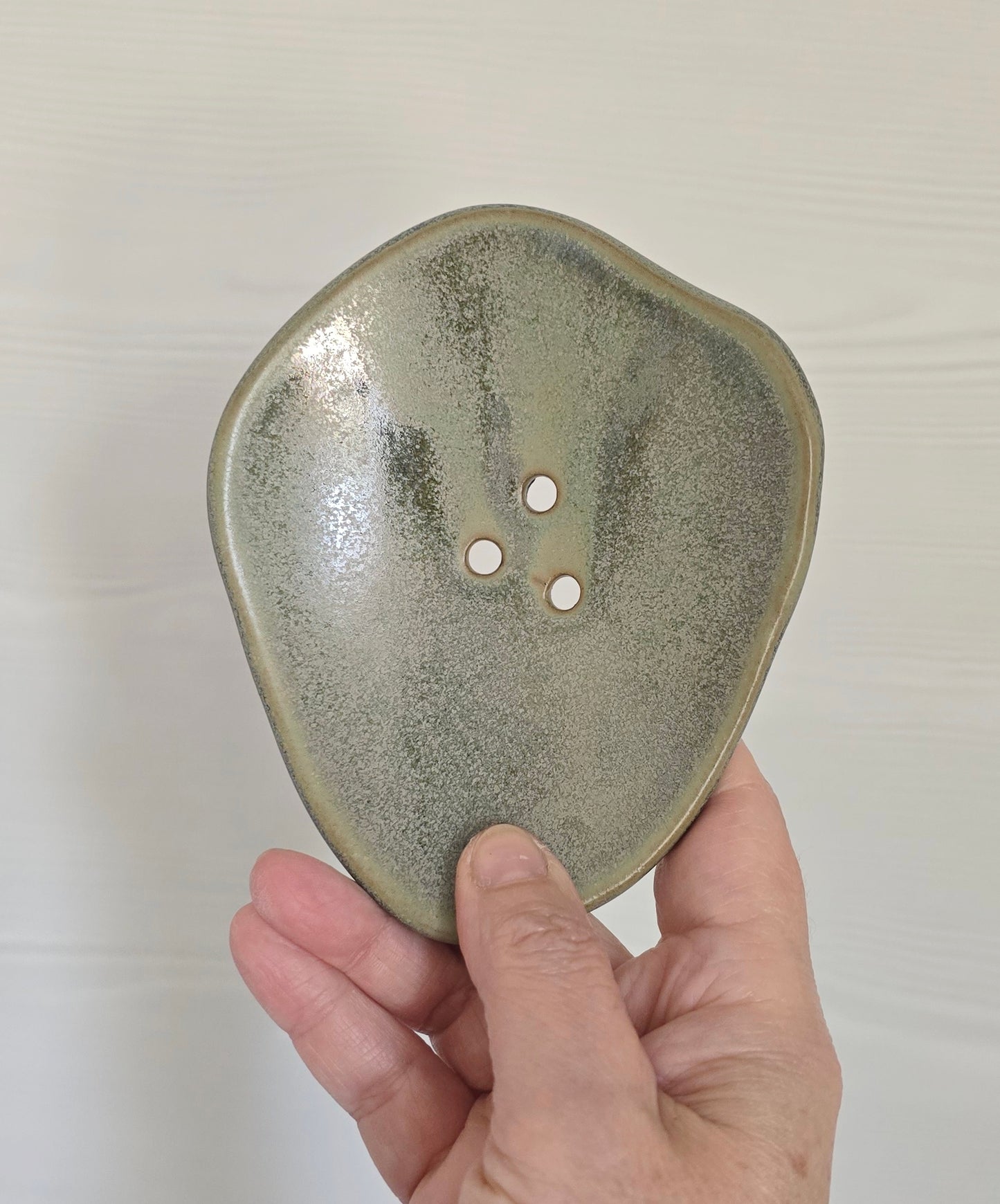 PORTA SAPONE di forma organica con piedini in gres nero di diversi colori