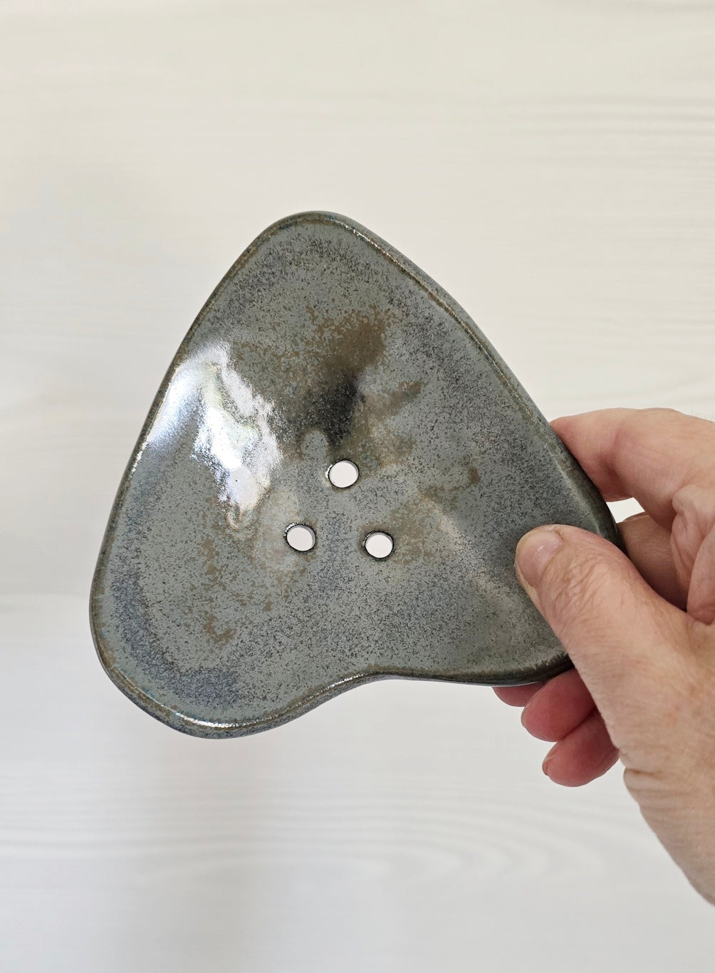 PORTA SAPONE di forma organica con piedini in gres nero di diversi colori