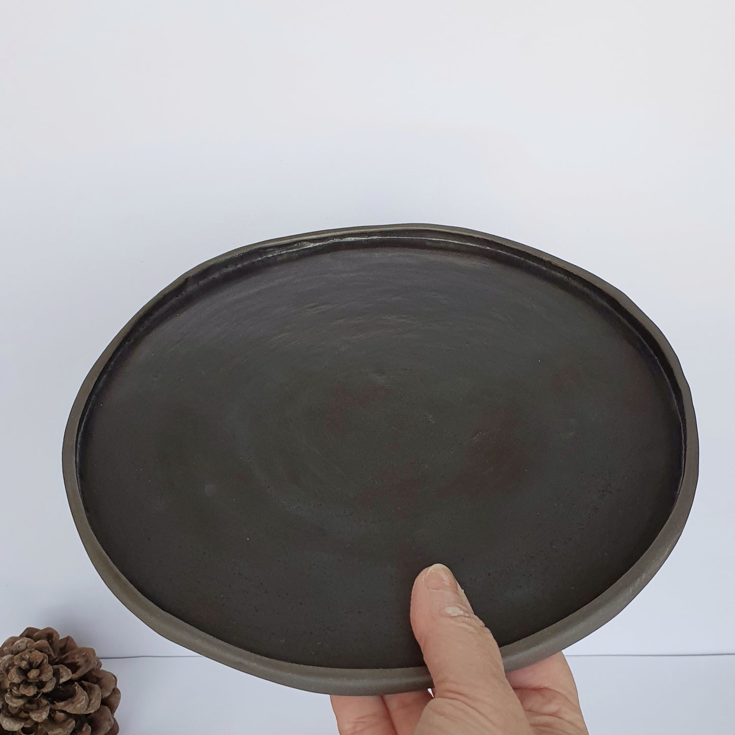 Piatto in gres nero smaltato internamente di nero semi opaco.