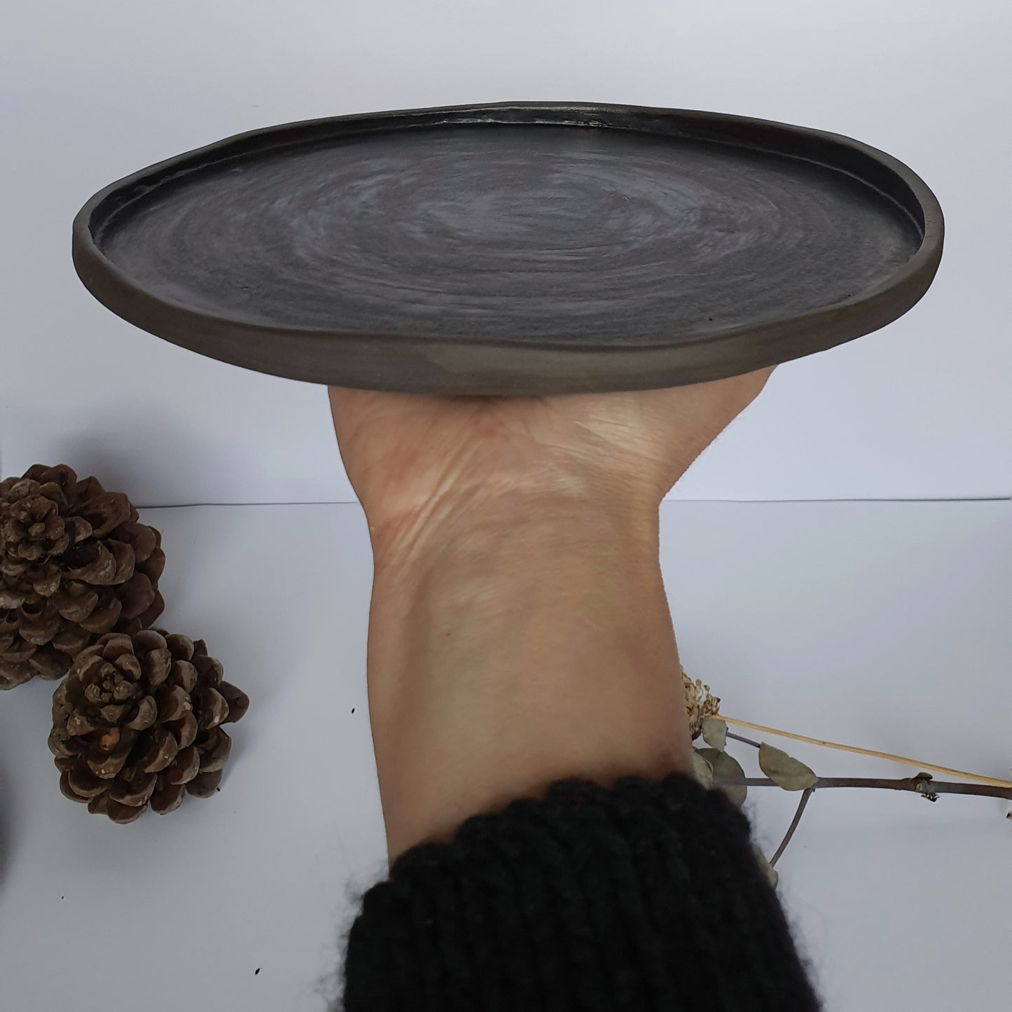 Piatto in gres nero smaltato internamente di nero semi opaco.