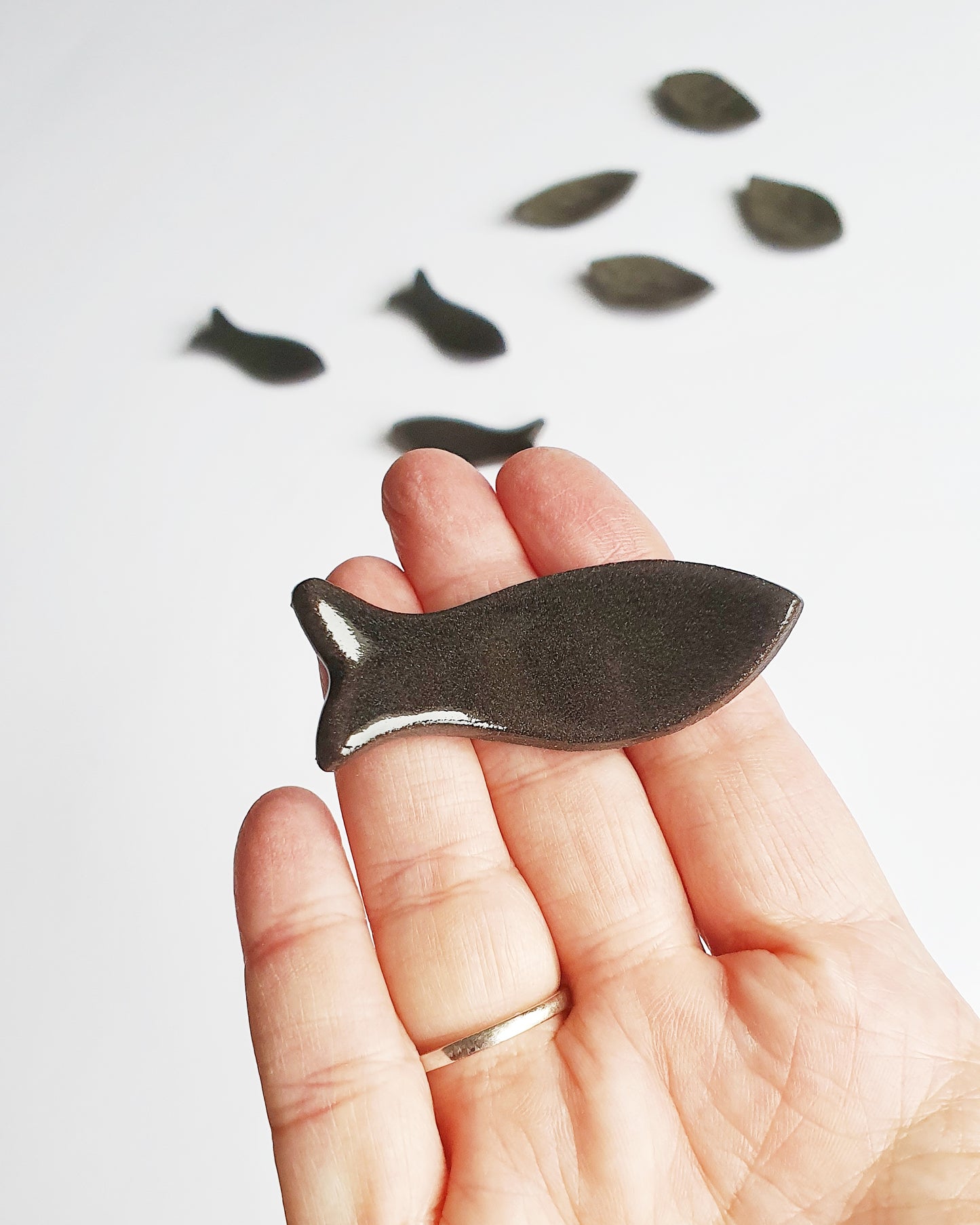 Poggia bacchette a forma di pesce in gres nero. Confezione da 6 pezzi