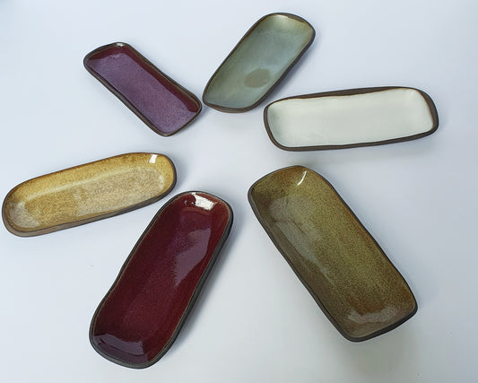 Piattini / Svuotatasche in gres nero di diversi colori di 18 x 7cm.