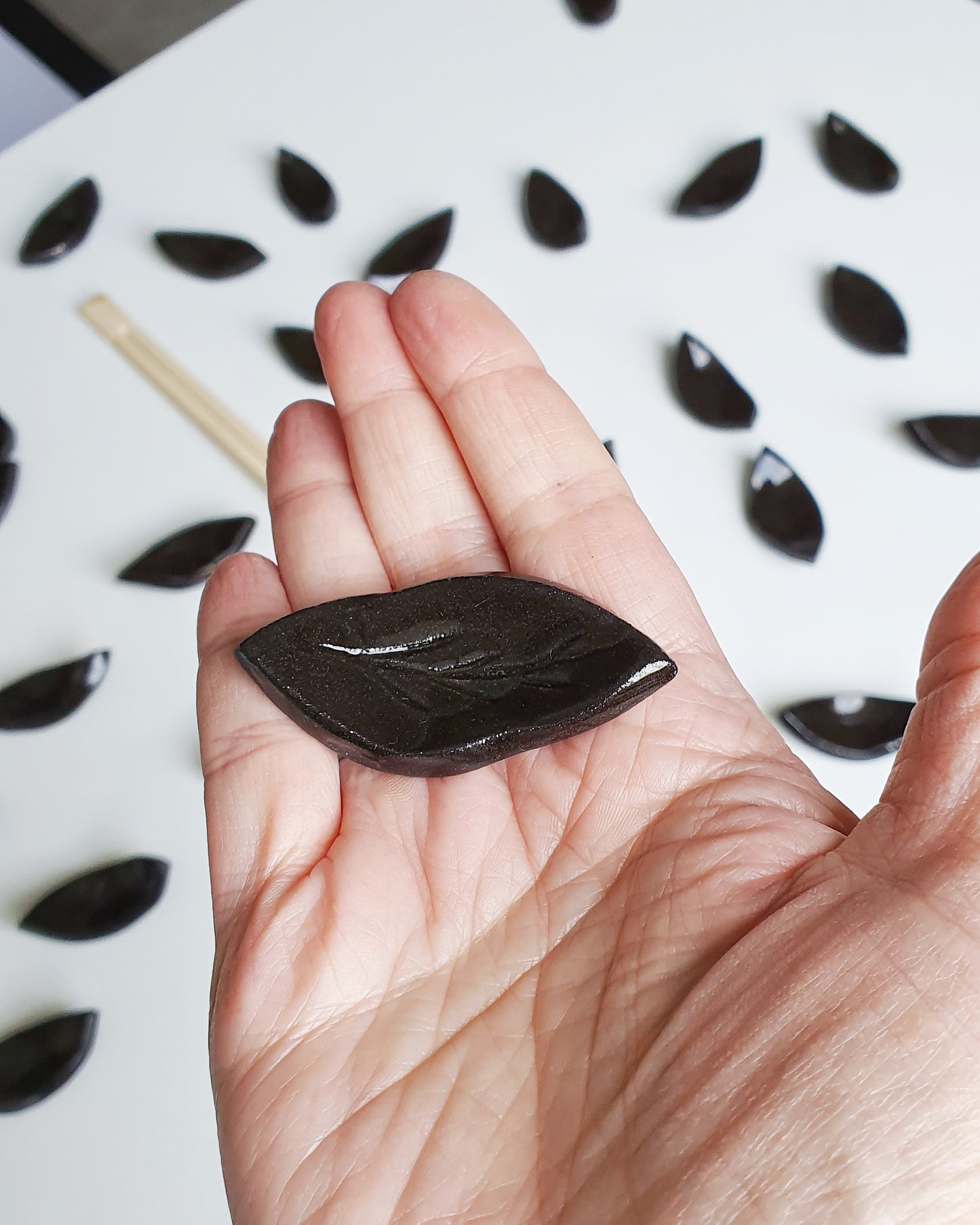 Poggia bacchette FOGLIA in gres nero. Confezione da 6 pezzi