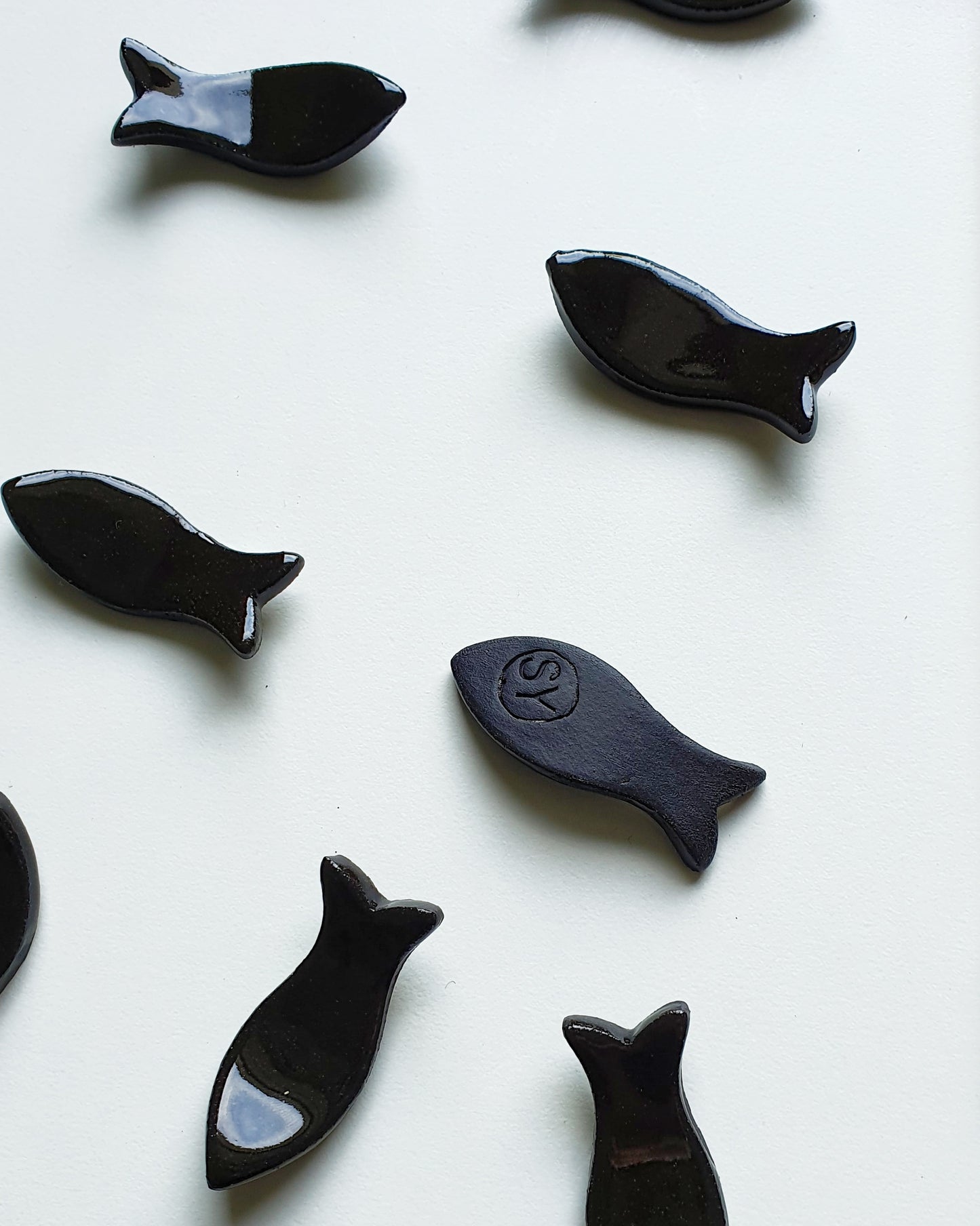 Poggia bacchette a forma di pesce in gres nero. Confezione da 6 pezzi