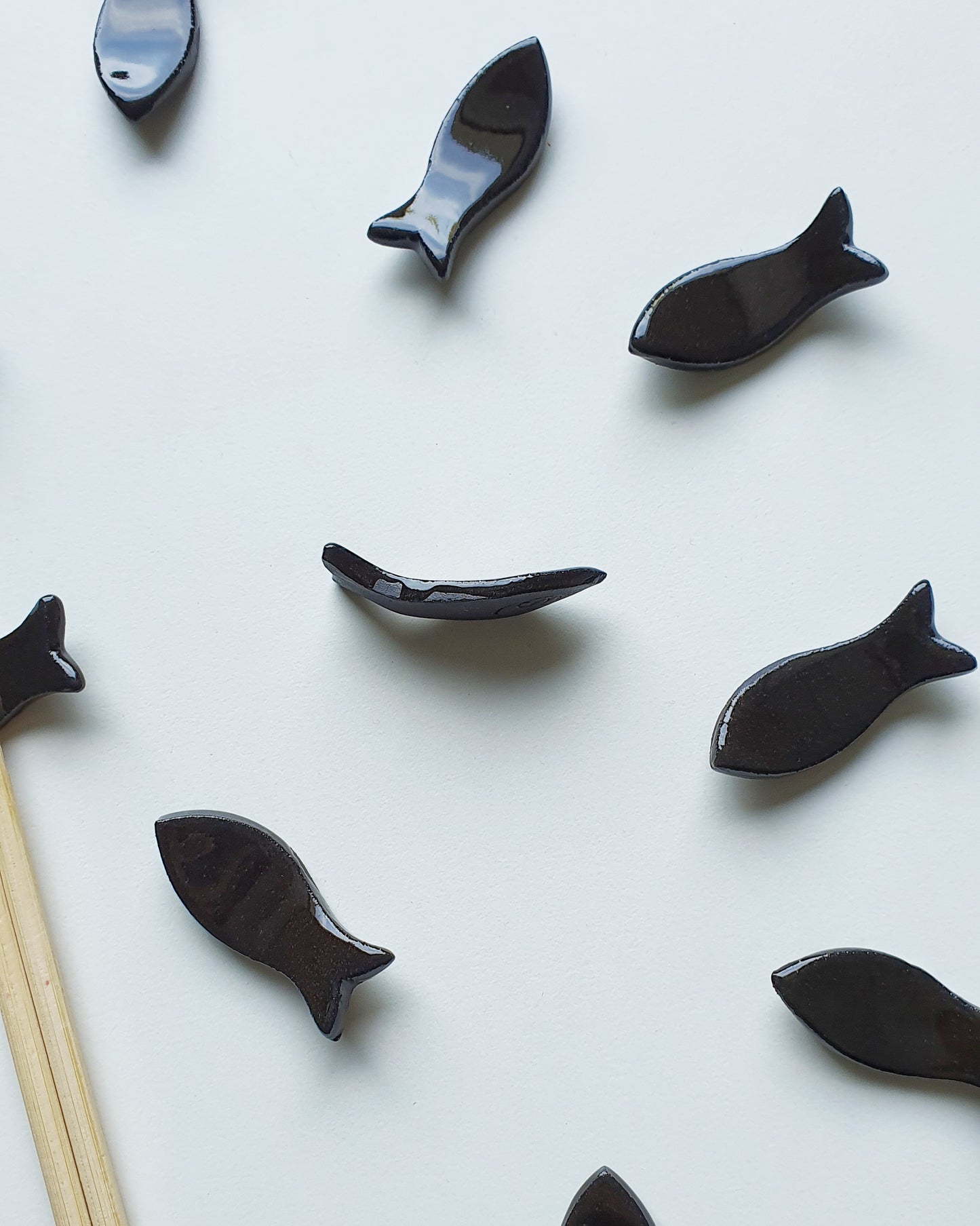 Poggia bacchette a forma di pesce in gres nero. Confezione da 6 pezzi
