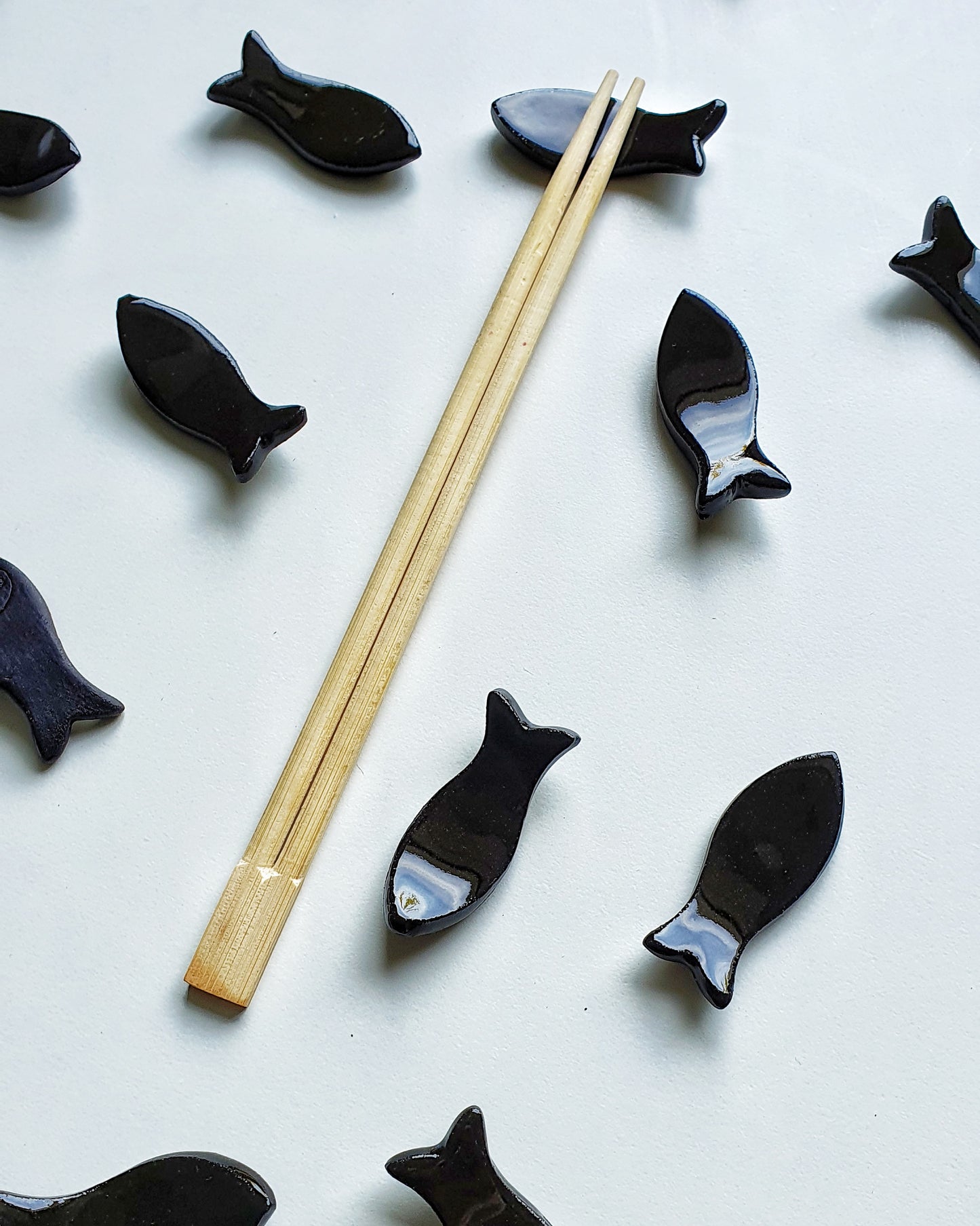 Poggia bacchette a forma di pesce in gres nero. Confezione da 6 pezzi
