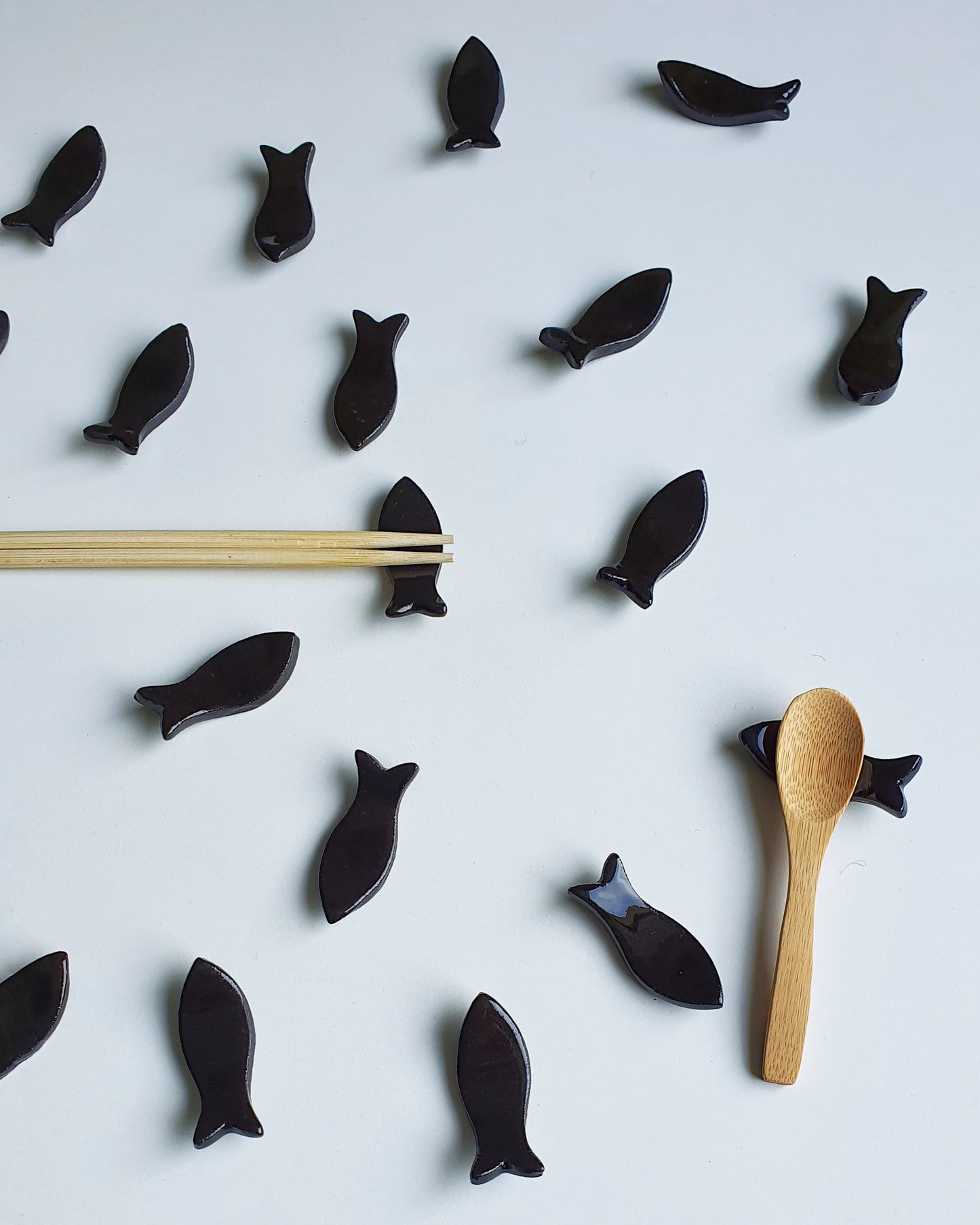 Poggia bacchette a forma di pesce in gres nero. Confezione da 6 pezzi
