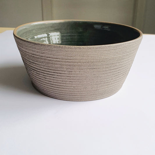 Ciotola  in gres grigio Petroleum. Ha dimensioni: 18 cm di diametro per 8cm di altezza