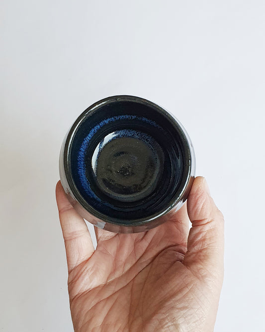Tazza GG1 CAPPUCCINO in gres grigio , smaltata di blu/verde petrolio.