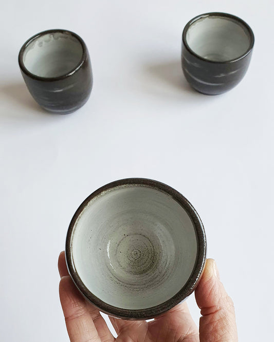 Tazza GN1 da caffè in gres nero , smaltato di bianco dentro e trasparente fuori.